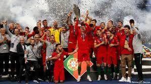 Seleção portuguesa de futebol ‏) هو ممثل البرتغال الرسمي في رياضة كرة القدم، حيث تأسس تأسس اتحاد البرتغال لكرة القدم في عام 1914 ، وانضم إلى الفيفا في العام 1923. Ø§Ù„Ø¨Ø±ØªØºØ§Ù„ ØªÙ„Ø¯Øº Ù‡ÙˆÙ„Ù†Ø¯Ø§ Ø¨Ù‡Ø¯Ù ÙˆØªØªÙˆØ¬ Ø¨Ù„Ù‚Ø¨ Ø¯ÙˆØ±ÙŠ Ø§Ù„Ø£Ù…Ù… Ø§Ù„Ø£ÙˆØ±ÙˆØ¨ÙŠØ© Ø±ÙŠØ§Ø¶Ø© ØªÙ‚Ø§Ø±ÙŠØ± ÙˆØªØ­Ù„ÙŠÙ„Ø§Øª Ù„Ø£Ù‡Ù… Ø§Ù„Ø£Ø­Ø¯Ø§Ø« Ø§Ù„Ø±ÙŠØ§Ø¶ÙŠØ© Ù…Ù† Dw Ø¹Ø±Ø¨ÙŠØ© Dw 09 06 2019