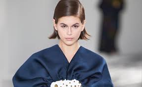 Für dauerhaft schönes haar solltest du dir einen friseur suchen, bei dem du bleibst. Mahagoni Braun Haarfarben Trend Fur Braune Haare Im Herbst 2020