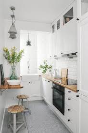 Cocina Blanca Con Baldosines Y Muebles Blancos Decorar Cocinas Pequenas Decoracion De Cocinas Pequenas Diseno De Cocina