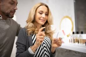 Novembra, tradicionalno u poslednjoj nedelji novembra. Slobodna Dalmacija Di Joj Je Pamet Bila Vodit Sa Sobom Muza U Soping Na Black Friday Svjedocili Smo Zucnoj SvaÄ'i Supruznika U Splitskoj Parfumeriji Zapamtit Ces Ovaj Crni Petak Majke Mi