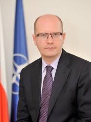 Češki premijer bohuslav sobotka prihvatio je danas predlog za novog ministra finansija, čime češki premijer bohuslav sobotka povukao je danas odluku da podnosi ostavku i izjavio da će umesto toga. Bohuslav Sobotka Vlada Cr