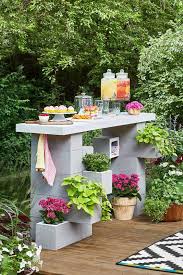 This cinder block potting bench is a great idea to arrange your plants. 20 Cool Ways To Use Cinder Blocks In The Garden Decor Home Ideas