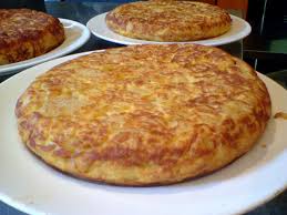 Uno de los platos más completos de la cocina mediterránea es el cocido madrileño, en el icono clásico de esta tarta es su cobertura en azúcar glas a excepción de la típica. Gastronomia De Espana Platos Tipicos De La Cocina Espanola Turismo Org