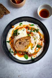 Cilbir Oeufs Poches Au Yaourt Recette Turque Recette Recette Turque Oeuf Poche Petit Dejeuner Cuisine