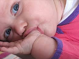 cocuklarda parmak emmeyi onlemenin 7 yolu