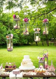 Hochzeitsfeier Im Freien Wenn Die Hochzeit Im Garten Stattfindet In 2020 Rustikale Hochzeits Deko Dekoration Hochzeit Hochzeitstorte Tisch