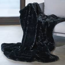 All kinds of coats and jackets are available here. Plaid En Fausse Fourrure Awassi Noir De Carma