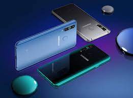 Samsung Galaxy A8s met Infinity-O ...
