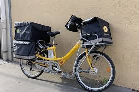 Les volumes d'envois de lettres et de cartes ont reculé de 7,3 % l'an dernier. Bordeaux Un Ado Vole Le Velo Du Facteur Charge De Courrier Dans Le Quartier Du Grand Parc Actu Bordeaux