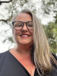 Lisa Presnell's Instagram, Twitter & Facebook