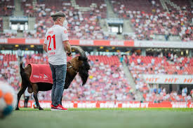 Der fc, der in dieser saison auswärts noch nicht gewonnen hat, wartet seit zehn spielen auf einen sieg gegen die. 25 000 Zuschauer So Kommen Fans Des 1 Fc Koln An Tickets