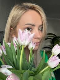 Wyczuwam ogólnopolski spisek. Jakim cudem kwiaty w sklepie stoją 3  tygodnie, a u mnie w domu po dobie przekwitają ? 😂