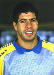 أحمد عبد العزيز شوبير، ‏، حارس كرة قدم مصري سابق، مواليد طنطا، محافظة الغربية سبق وأن لعب كحارس مرمى مع النادي الأهلي المصري والمنتخب المصري، وعضو مجلس الشعب عن مدينة طنطا ونائب سابق لرئيس الاتحاد المصري لكرة القدم. Ø¬ÙˆÙ„ Ø§Ù„Ø¹Ø±Ø¨ÙŠ Goal On Twitter Ù‡Ù„ ØªØªØ°ÙƒØ± Ù„Ø§Ø¹Ø¨ Ø§ Ø¨Ø¹ÙŠÙ†Ù‡ Ù‚Ø§Ù… Ø¨ÙØ¹Ù„ Ø´ÙŠØ¦ Ø§ Ù…Ø§ Ø£Ø¯ÙŠ Ø¥Ù„Ù‰ ØªØºÙŠÙŠØ± ÙÙŠ Ø£Ø­Ø¯ Ù‚ÙˆØ§Ù†ÙŠÙ† ÙƒØ±Ø© Ø§Ù„Ù‚Ø¯Ù… Ù‡Ù†Ø§Ù„Ùƒ Ø§Ù„ÙƒØ«ÙŠØ± Ù…Ù† Ø§Ù„Ù…ØµØ§Ø¯Ø± Ø§Ù„ØªÙŠ ØªØ´ÙŠØ± Ø¥Ù„Ù‰ Ø£Ù† Ø­Ø§Ø±Ø³ Ø§Ù„Ù…Ù†ØªØ®Ø¨