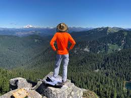 Pendaki di puncak gunung