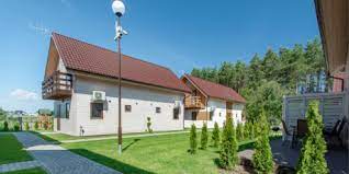 Lokalizacja korzystna dla osób szukających wypoczynku w bliskości natury. Jastrzebia Gora Noclegi Apartamenty Nad Morzem Domki Letniskowe Drewniane Rozewie Pl