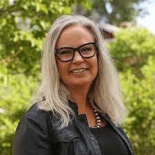 Shelley Redman's Instagram, Twitter & Facebook