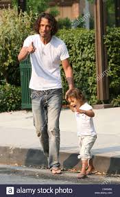 July 20, 1964) is an american rock musician best known as the lead vocalist and rhythm guitarist for soundgarden and as the former lead. Chris Cornell Und Seine Tochter Toni Lacheln Fur Die Fotografen Als Die Musiker Verbrachte Einige Zeit Mit Seinen Beiden Jungen Stockfotografie Alamy