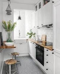 1 es importante elegir bien el color. Cocinas Estrechas Lo Que Debes Tener En Cuenta Para Poner Una Pequena Barra O Estanteria Para Para Comer En Ella