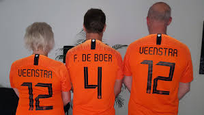 Maglia da calcio nazionale olanda scontatissime con il proprio nome in vendita. Maglie Olanda 2018 2020 Nike Frank De Boer Sorprende Due Tifosi
