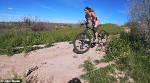 Valitse laajasta valikoimasta samankaltaisia kohtauksia. Biker Lands Face First Into A Cactus In Arizona Desert As Male Rider Tries To Pluck Spines Out Daily Mail Online