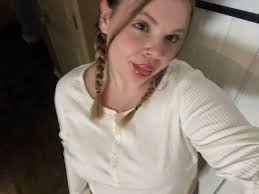 Hii im 19 and lookin for new friends😇