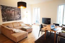 Schone Wohnzimmer Einrichtungsidee Warme Farben Fur Couch Und Boden Grosse Fenster Und Grosses Kunstdruck An Der W Wg Zimmer Inneneinrichtung Schone Wohnzimmer