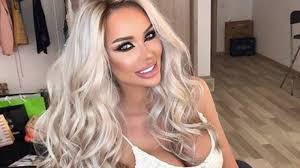 Catalin botezatu este cel mai cunoscut designer roman in tara si peste hotare, unul din putinii care se poate mandri cu prezentari de moda organizate botezatu este si va ramane cel mai mare designer din romania, insa bianca dragusanu nu poate sa ne incante decat cu niste sanisori frumosi, un par. LoviturÄƒ Pentru Bianca DrÄƒgusanu A Primit Vestea Devastatoare CÄƒtÄƒlin Botezatu Nu Isi Mai Revine Din Soc B1 Ro