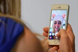Snapchat's Teen Fans Wince as App Catches On With Their Folks - WSJ