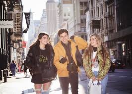 Dixie D Amelio Bryant Eslava Is Everywhere Tiktok Photographer Influencer Addison Rae In 2020 Casual Relationship Trend News Photographer