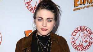 For many who grew up during their heyday, speaking negatively about nirvana is considered blasphemous. Frances Bean Cobain Uberlasst Die Gitarre Ihres Vaters Kurt Ihrem Ex Mann Isaiah Silva