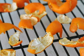 Fini La Poubelle Voici Comment Recycler Ses Pelures D Orange Succulentes Conseils Alimentaires Eplucher Des Pommes De Terre