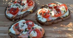Recette De Tartines Au Saumon Fume Tomates Cerise Mozzarella Et Estragon Recette Recette Tartine Tartine Saumon Saumon Fume