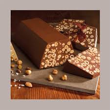 Le sapienti mani dei mastri cioccolatai selezionano materie prime di qualità. 2 Kg Blocco Da Taglio Gianduia Con Nocciole Cioccolato Venchi