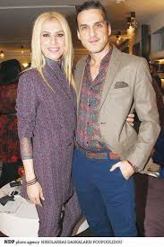 Πηγαίνοντας κόντρα σε όλα στερεότυπα και τις ρετουσαρισμένες φωτογραφίες με το λείο δέρμα, αποφάσισε να δείξει στους. H Mairh Synatsakh Paroysiase Th Nea Syllogh Papoytsiwn Sto Pleyro Ths Kai O Syntrofos Ths Newsbreak