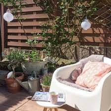 Die Schonsten Ideen Fur Die Terrasse Wohnkonfetti Terrasse Balkon Dekor Plastikstuhle