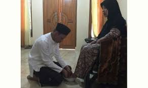 Doa kedua orang tua merupakan salah satu doa yang mujarab. 5 Bentuk Durhaka Ke Orang Tua Termasuk Pentingkan Istri Republika Online