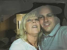 Hi. Please could anyone help with this.. it's my husbands favourite photo  with his late mum but it's stuck to the glass. Would love to be able to get  him a new