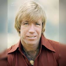 Leyendas sobre Chuck Norris: 1- Un día pidió un Big Mac en el Burger King.  Se lo dieron. 2- Chuck Norris puede dividir el cero. 3- Los Dinosaurios  miraron mal a Chuck