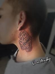 La mejor parte del cuello para tatuarse es la nuca, ya que ahí se siente menos dolor por ser menos sensible y luce más estético. Tatuaje Del Artista Mexicano Omar Mendoza Letras Tatuajes Y Mas