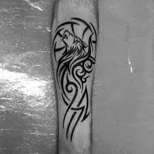 50 Tribal Wolf Tattoo Designs Fur Manner Hunde Tinte Ideen Mann Stil Tattoo Hand Tattoos For Guys Wolf Tattoo Sleeve Upper Arm Tattoos For Guys