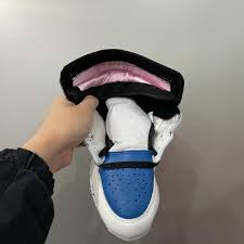 Showing you the best sneaker stockists from across the uk and europe. Closer Look At The Travis Scott X Fragment Design X Air Jordan 1