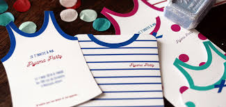 Voilà, enfin le collège et l'entrée en 6e, que de chemin parcouru depuis sa première année de nous vous proposons une belle carte d'anniversaire gratuite à imprimer pour qu'il puisse fêter ses 10 ans de bien belle façon, une carte dorée. La Pyjama Party Printable Minireyve