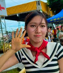 Dragon boats, yellow hands and horrific tan lines