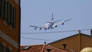 Et dans 28 d'entre eux, les pilotes d'avion de ligne ont dû manœuvrer pour éviter une collision avec un drone. Pourquoi Les Avions De Ligne Survolent Parfois Nice A Basse Altitude