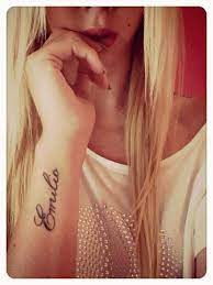 Tatouage femme prenom plume bras. Idee Tattoo Prenom Avant Bras Poignet Tatouage Femme