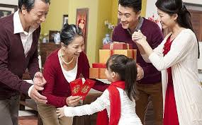 Xông đất hay còn gọi là đạp đất, xông nhà chính là cách gọi để chỉ người đầu tiên bước vào chúc tết gia đình ngay sau khi khoảnh khắc giao thừa diễn ra. Chá»n Tuá»•i Xong Ä'áº¥t Cho NÄƒm Canh Ty 2020 Ä'á»ƒ Gáº·p Nhiá»u May Máº¯n Tai Lá»™c