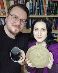For this month's episode of Magus we're chatting about a genuine icon of  esoterica and the occult, Doctor John Dee! 🖤 Born during the reign of  Henry VIII, Dee lived under five