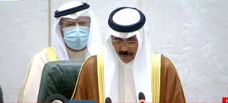 لكن وجهة النظر الأرجح هى حرص أمير الكويت الشيخ نواف الأحمد، على حلحلة الملف وليس حل الأزمة، واستخدم فى هذا النهج دبلوماسية مشرط الجراح لاستئصال ورم الخلافات المنتشر. Ø¨Ø§Ù„ÙÙŠØ¯ÙŠÙˆ Ø§Ù„Ø¯Ù…ÙˆØ¹ Øª ØºØ§Ù„Ø¨ Ù†ÙˆØ§Ù Ø§Ù„Ø£Ø­Ù…Ø¯ Ø§Ù„ØµØ¨Ø§Ø­ Ø£Ù…ÙŠØ± Ø§Ù„ÙƒÙˆÙŠØª Ø£Ø«Ù†Ø§Ø¡ Ø£Ø¯Ø§Ø¦Ù‡ Ø§Ù„Ù‚Ø³Ù… Ø¹Ø§Ù„Ù… ÙˆØ§Ø­Ø¯ Ø§Ù„Ø¹Ø±Ø¨ Ø§Ù„Ø¨ÙŠØ§Ù†