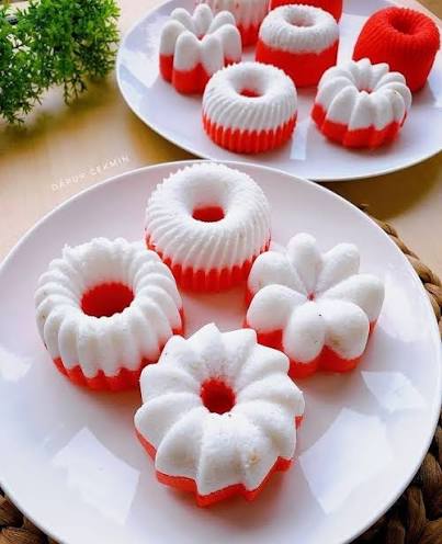 Aneka - PUTU AYU MERAH PUTIH Adaptasi resep vitakwee Rebale dapur.cekmin  Bahan: - Kelapa parut yang sudah dikukus - 2 butir Telur - 150 gr Gula  pasir - 1 sdt SP' -