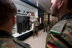 The equivalent in the german navy (deutsche marine) is the leutnant zur see. Bundeswehr Twitterren Die Uniform Ist Ein Ausstellungsstuck In Unserem Militarhistorischen Museum In Dresden Dieses Haben Wir Aber Historisch Nicht Eingeordnet Und Zudem Mit Einer Falschen Und Unpassenden Bildunterschrift Versehen